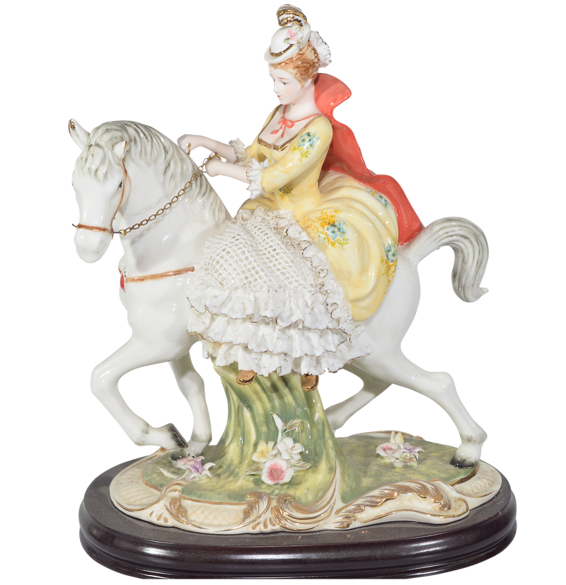 פסל פורצלן (חרסינה). אישה על סוס לבן