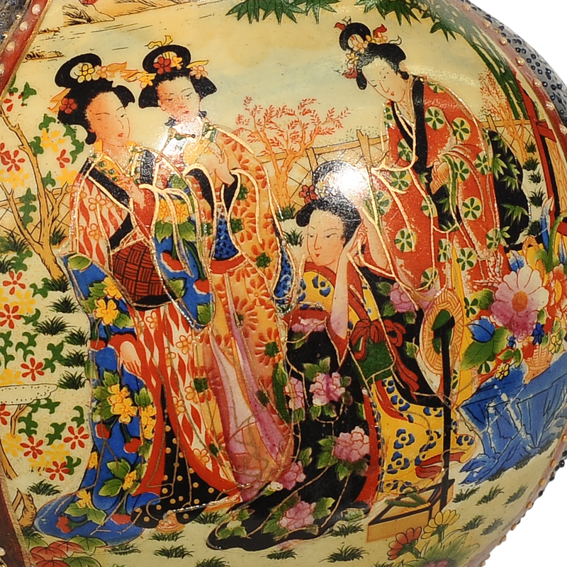 אגרטל גבוה מסוג פורצלן (חרסינה). סגנון אסייתי. כולל אוזניים מוזהבות