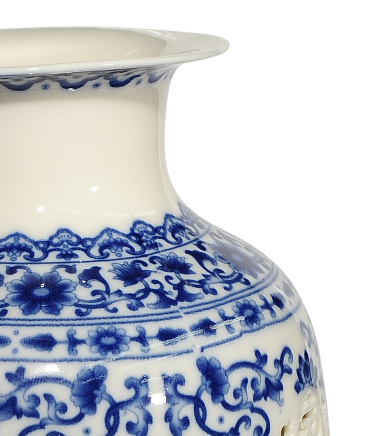 אגרטל גבוה מסוג פורצלן (חרסינה). בסיס צבע לבן. עיטורים כחולים. סגנון אסייתי