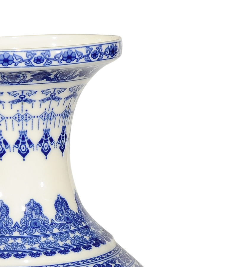 אגרטל מסוג פורצלן (חרסינה). בסיס צבע לבן. עיטורים כחולים. סגנון אסייתי