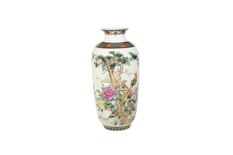 אגרטל גבוה מסוג פורצלן (חרסינה). בסיס צבע לבן. פרחונית. סגנון אסייתי